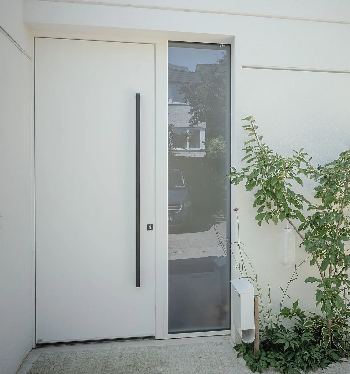 Moderne helle ACTUAL Haustür mit seitlichem Glaselement