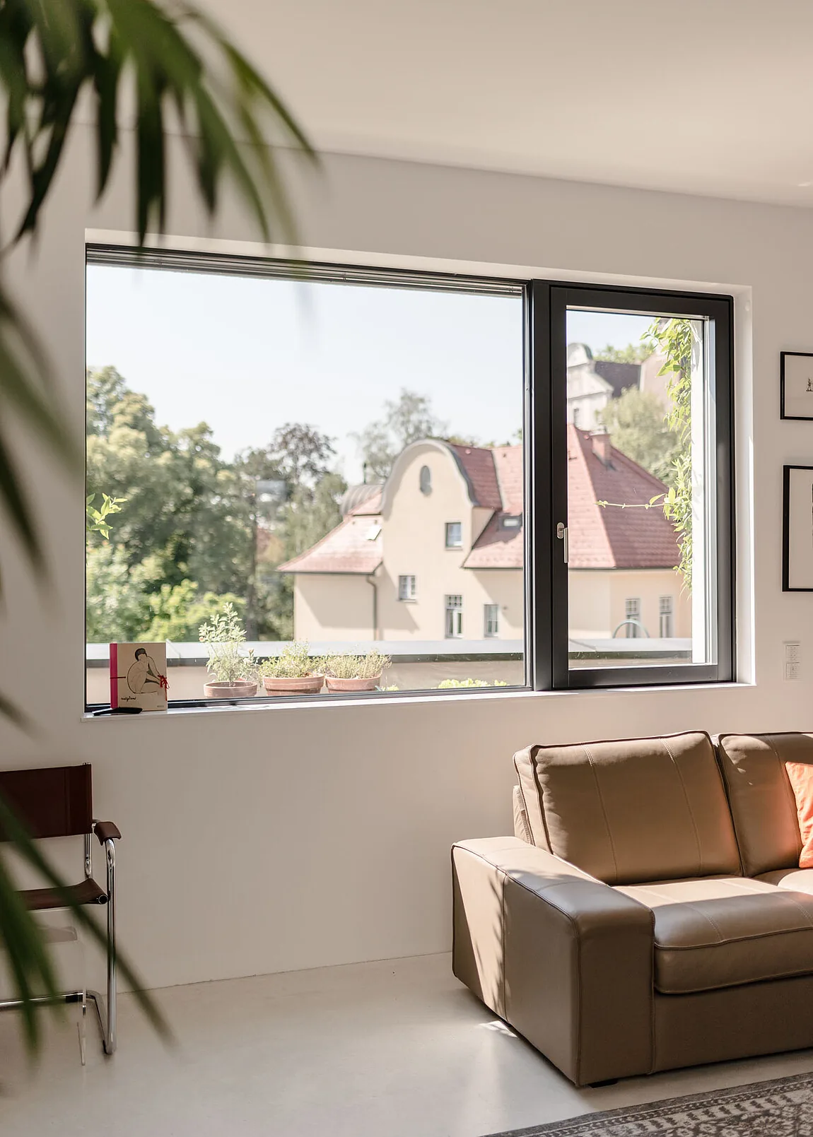 Wohnraum mit großem dunklem ACTUAL Fenster